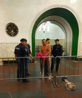 В Москве полицейские догола раздели мужчину в вестибюле метро. - Бодибилдинг форум AnabolicShops